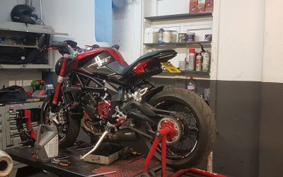 MV Agusta motorosok kézikönyve: Karbantartási tippek, költségek és gyakori hibák, amelyek segítenek megőrizni motorunk teljesítményét és élettartamát.
