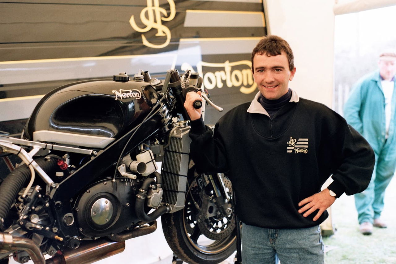 Michael Dunlop egy 588 köbcentis Norton Rotaryval áll rajthoz a Forma-1 Classic TT-n!