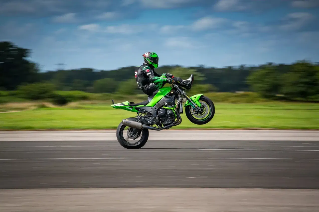 Jonny Davis újabb két motoros kaszkadőr Guinness-rekordot céloz meg! 1 Jonny Davis újabb két motoros kaszkadőr Guinness-rekordot céloz meg!