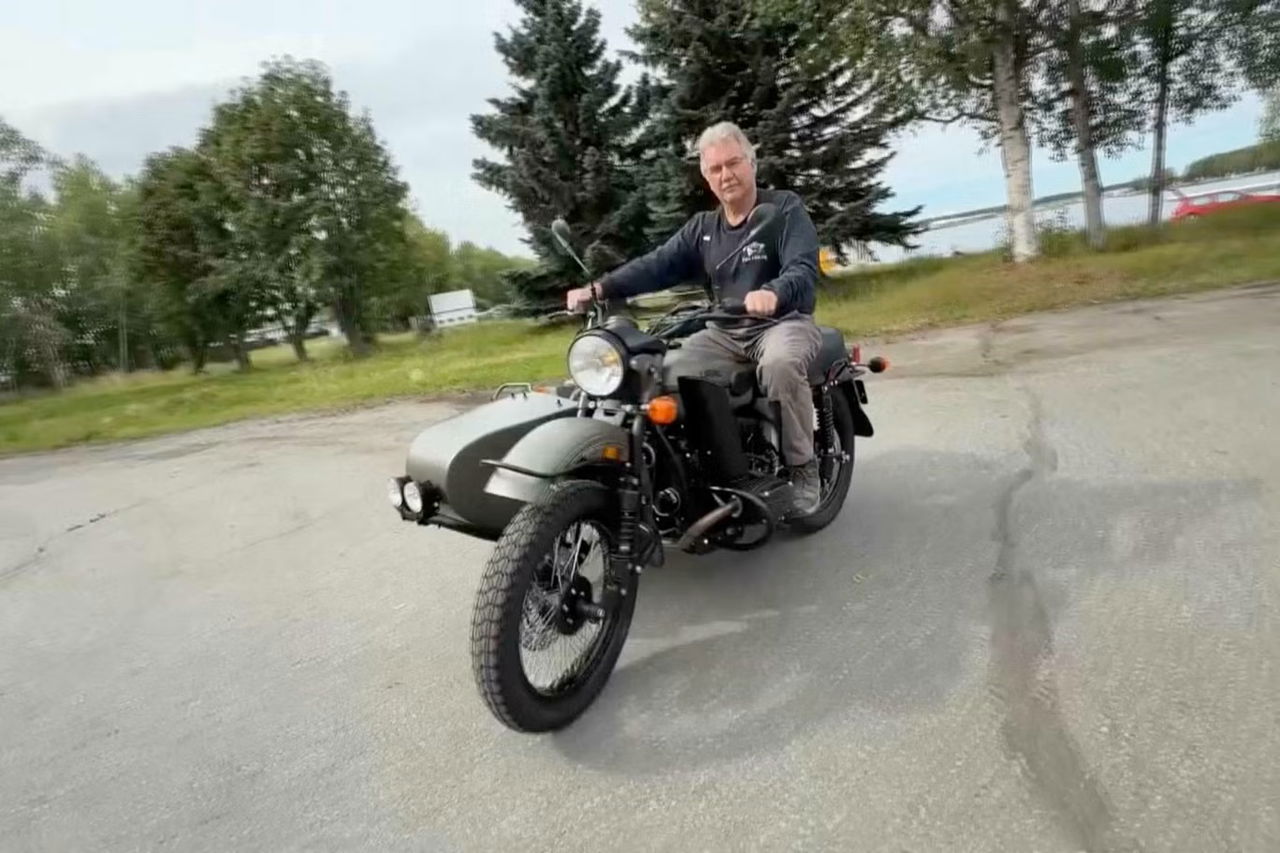 Putyin elnök különleges ajándéka: Ural motorkerékpárt és oldalkocsit kapott egy alaszkai motoros