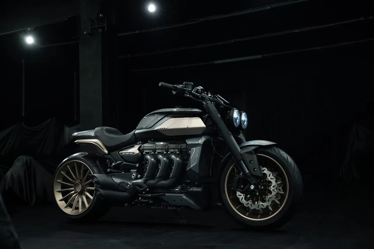 Box39 Motorcycles által átalakított Triumph Rocket 3: Minden tekintetet magára vonz!