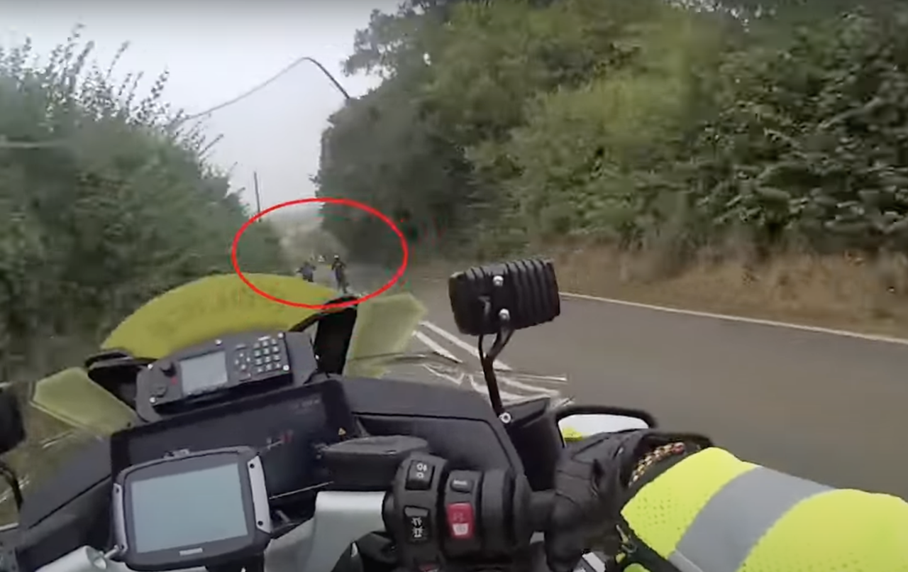 Nézd meg, ahogy motorosok törvénytelenül és veszélyesen száguldoznak a Burghley Lovasversenyen! 1 Nézd meg, ahogy motorosok törvénytelenül és veszélyesen száguldoznak a Burghley Lovasversenyen!