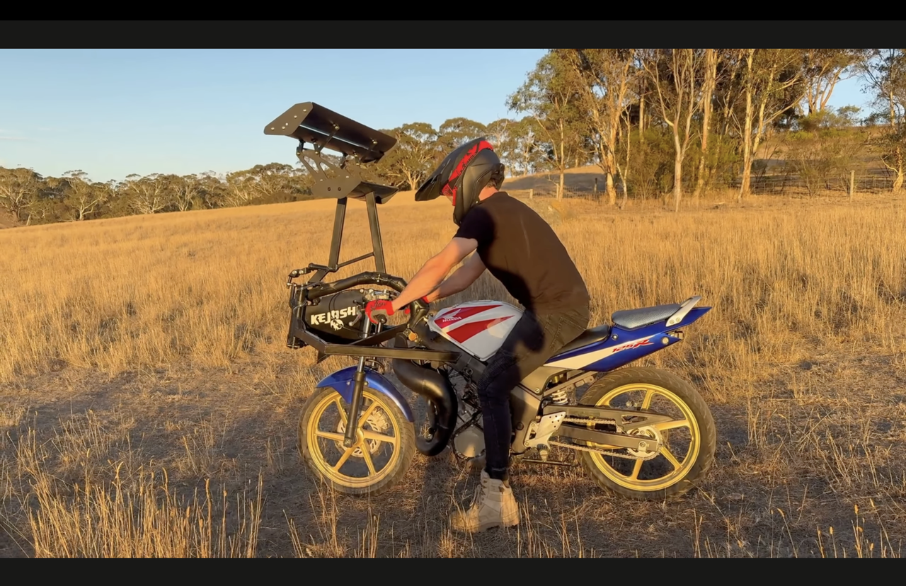 Ausztrál férfi saját kormányrendszert fejlesztett, hogy gyorsabban vehesse a motoros kanyarokat