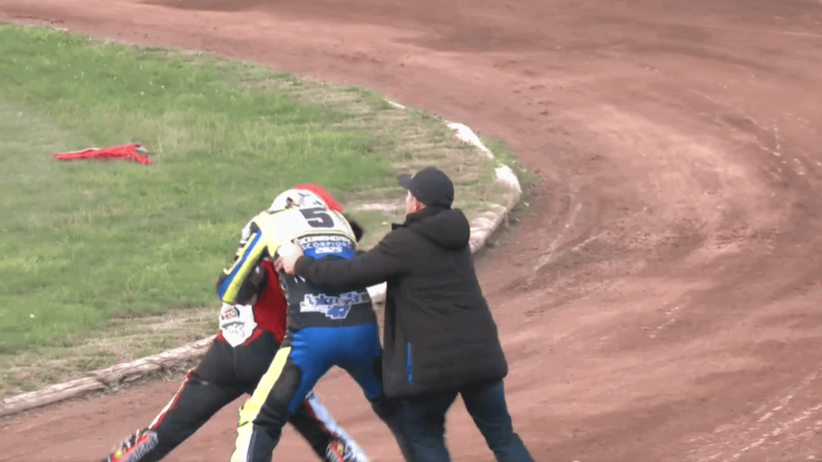 Brit Speedway versenyzőket választottak szét a bírók a pályán kitört konfliktus után!