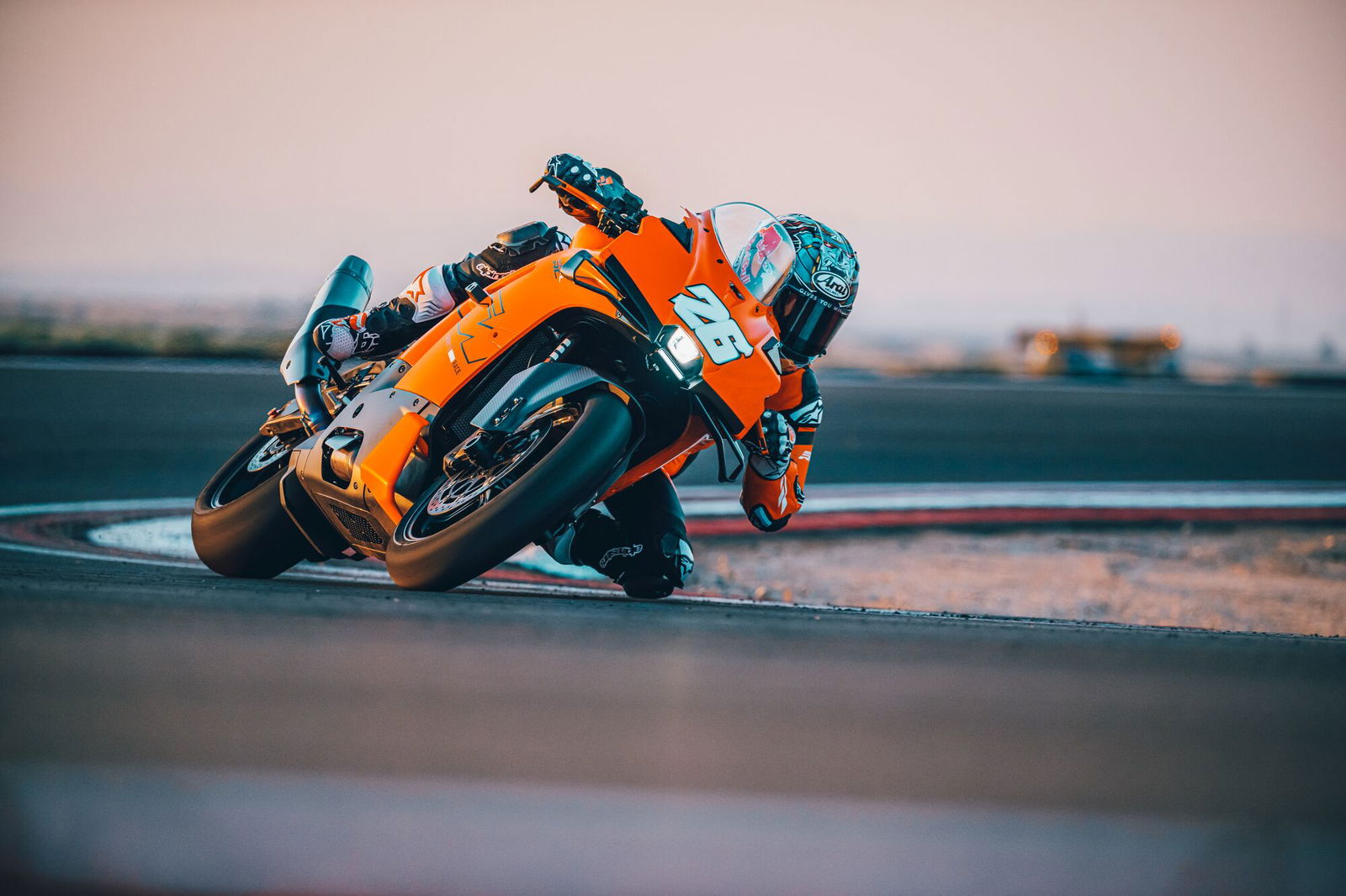 KTM bemutatja új 990 RC R szupersport modellt! 3 KTM bemutatja új 990 RC R szupersport modellt!