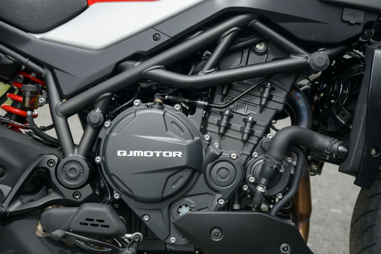 QJ Motor SRK 900: Új csoda a motorok világában! 3 QJ Motor SRK 900: Új csoda a motorok világában!