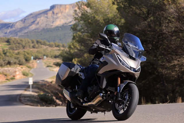 Honda új színvariációt mutat be a 2026-os NT1100-hoz! 2 Honda új színvariációt mutat be a 2026-os NT1100-hoz!