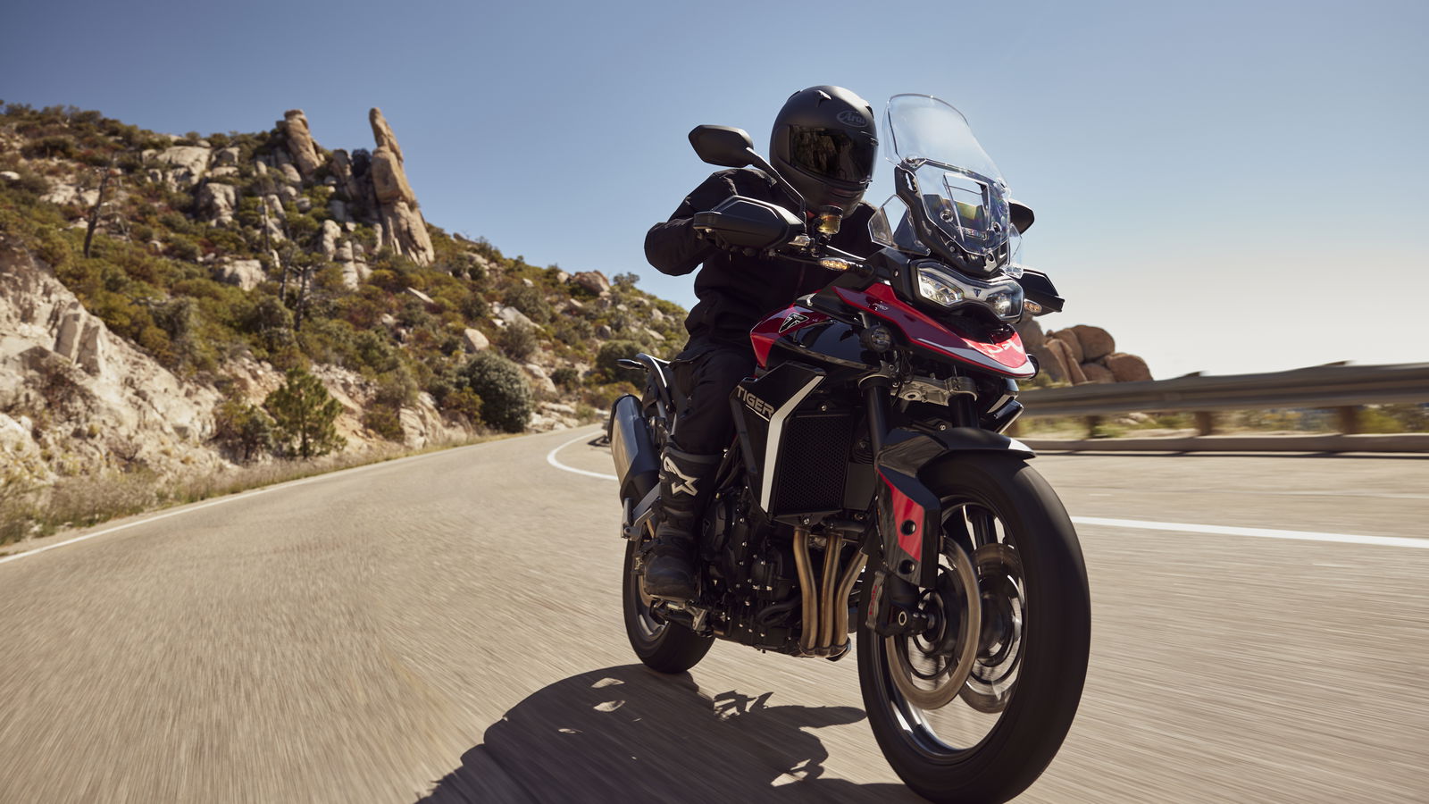 Ingyenes Akrapovic kipufogóval kapható a Triumph Tiger 900 GT Pro és Rally Pro! 1 Ingyenes Akrapovic kipufogóval kapható a Triumph Tiger 900 GT Pro és Rally Pro!