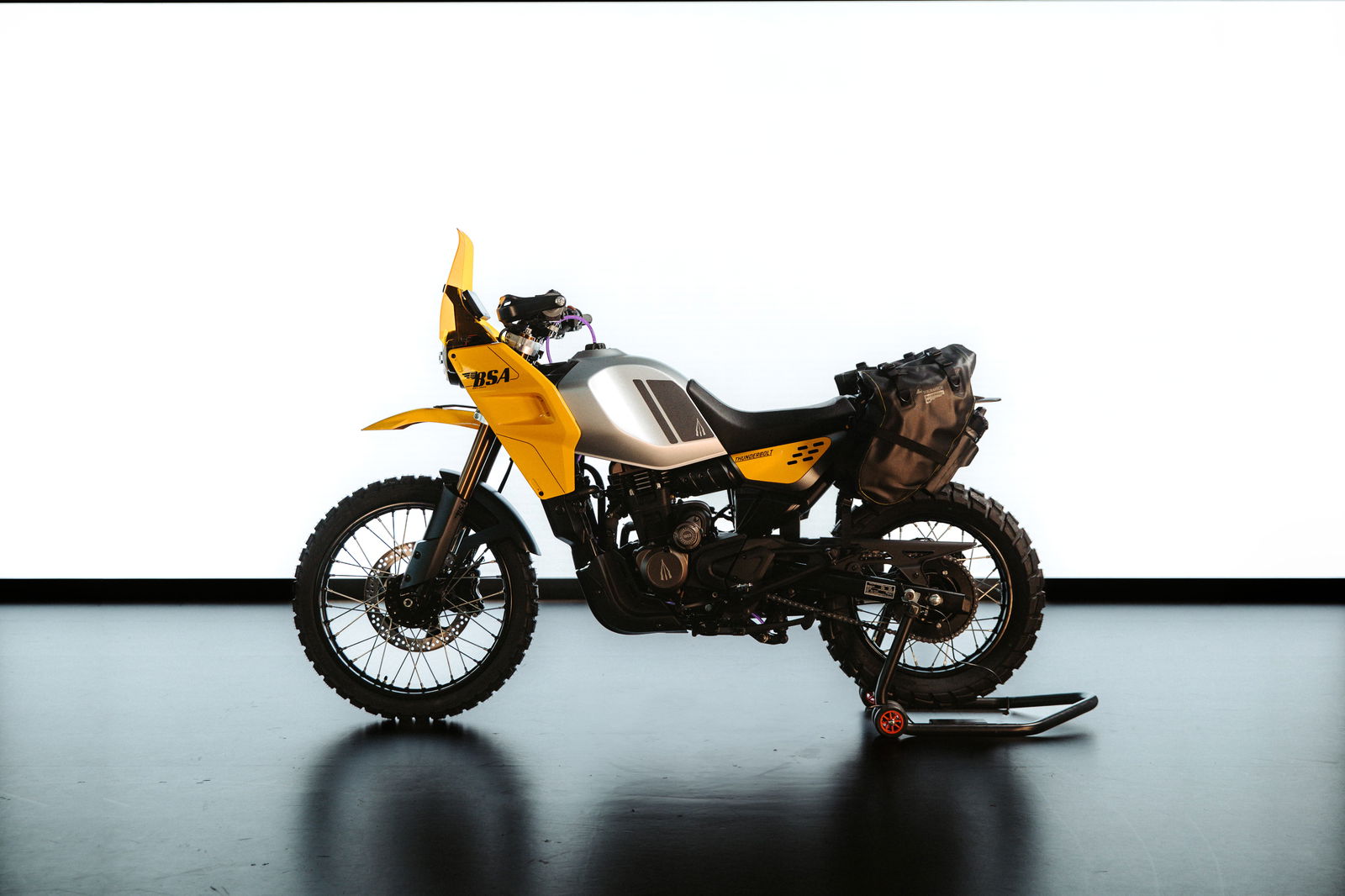 BSA bemutatja: Thunderbolt kalandmotor! 2 BSA bemutatja: Thunderbolt kalandmotor!