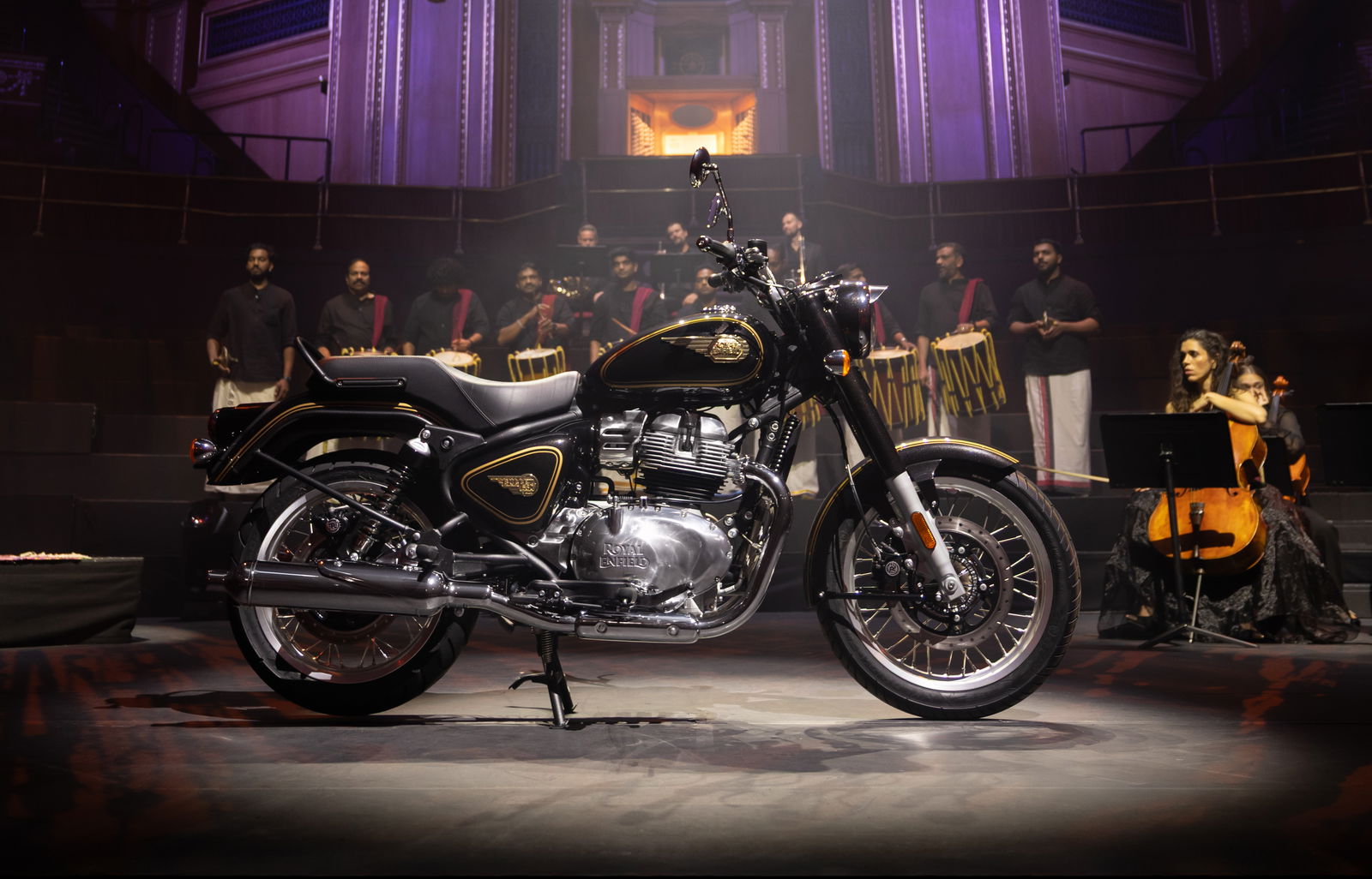 Royal Albert Hall és Royal Enfield: “Golyként a színpadon”! 3 Royal Albert Hall és Royal Enfield: “Golyként a színpadon”!