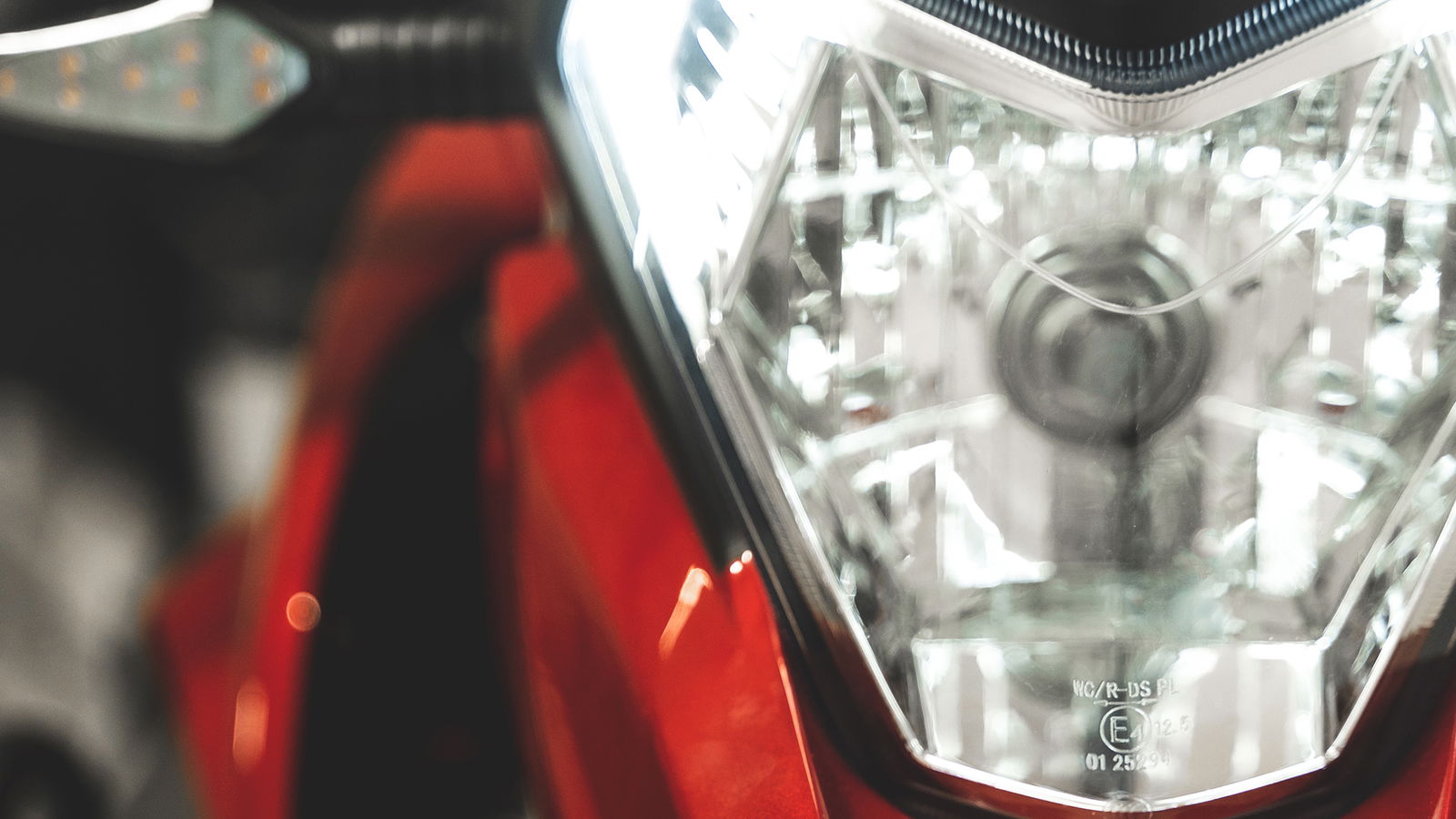 Egy új tanulmány szerint a fényszórók vakító fénye rémálommá teszi az éjszakai vezetést