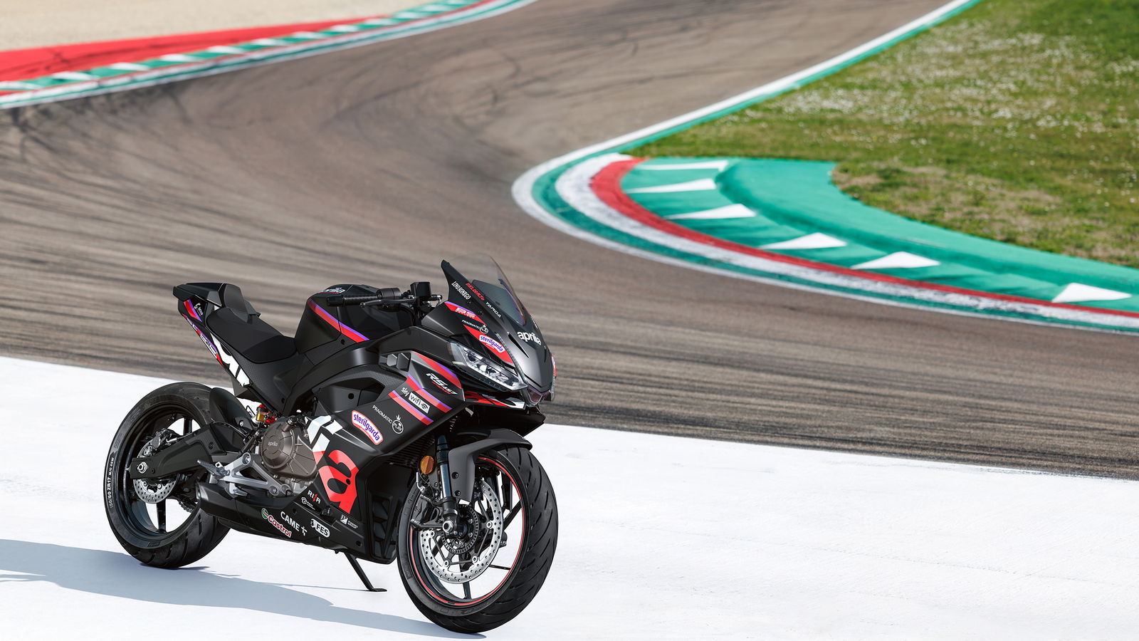 Aprilia bővíti az RS457 kínálatát új, GP-ihlette replikával! 1 Aprilia bővíti az RS457 kínálatát új, GP-ihlette replikával!