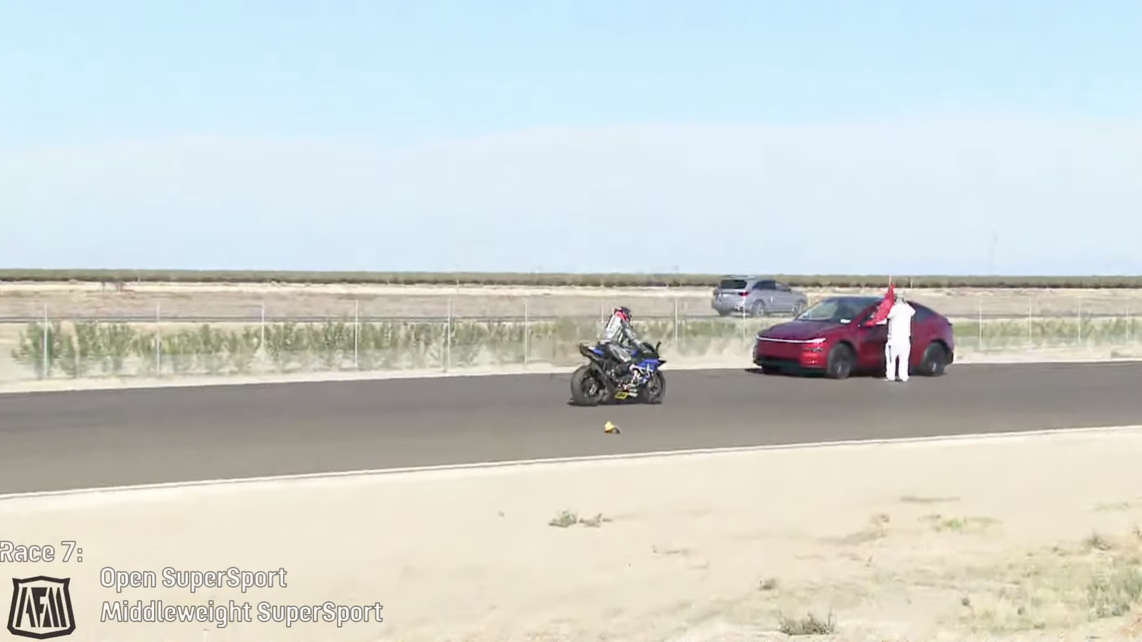 Tesla sofőr hajtott be a Buttonwillow versenypályára az AFM Supersport futam közben! 1 Tesla sofőr hajtott be a Buttonwillow versenypályára az AFM Supersport futam közben!